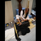 Eine mit Goldfäden bestickte Einfassung an einem Kleidungsstück wird geglättet